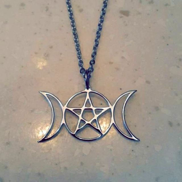 Marangely review of Triple Goddess Symbol Necklace

