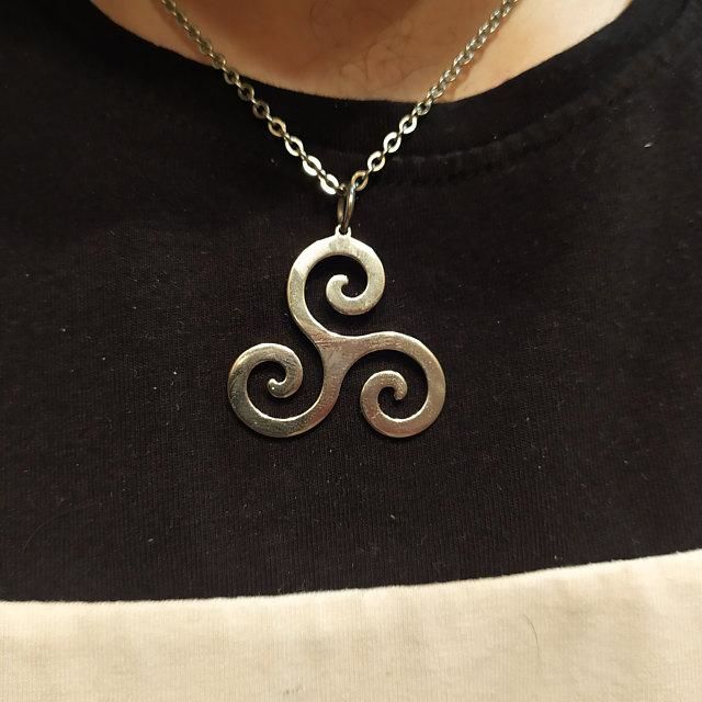 Lukas review of Triskelion Symbol Necklace
